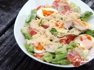 Свіжий салат з куркою та яйцями