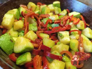 Тушковані кабачки з болгарським перцем