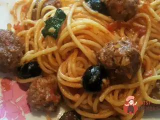 Спагетті в томатному соусі з м'ясними кульками