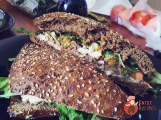 Низькокалорійний сендвіч із тунцем