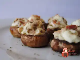 Печериці фаршировані беконом під сирною скоринкою