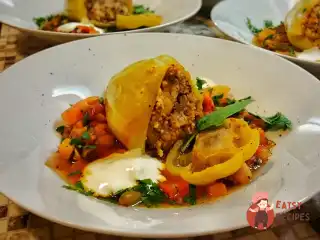 Перці, фаршировані печінкою та м'ясом індички з овочевою сальсою
