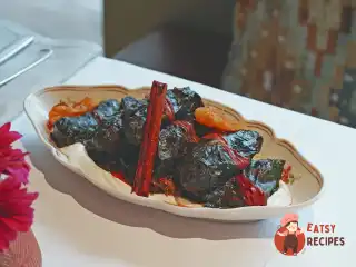 Долма з чорносливом у буряковому листі