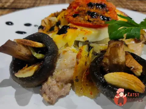 Курячі грудки запечені з домашнім сиром, помідорами, цибулею та грибами