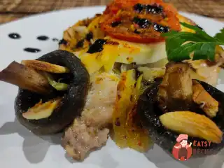 Курячі грудки запечені з домашнім сиром, помідорами, цибулею та грибами