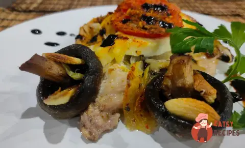 Курячі грудки запечені з домашнім сиром, помідорами, цибулею та грибами