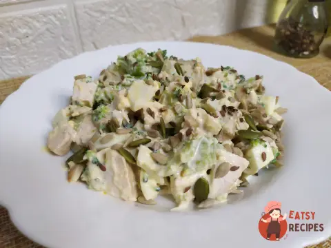 Салат із куркою та броколі