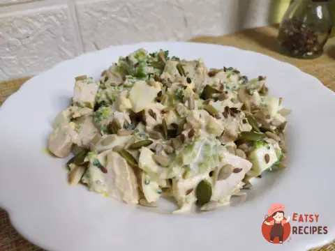 Салат із куркою та броколі