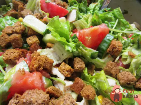 Курячий салат з овочами та сухариками