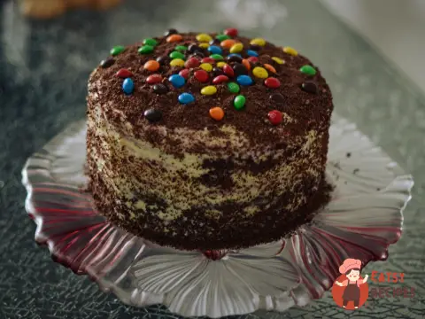 Торт Веселка з шоколадом та різнокольоровими цукерками