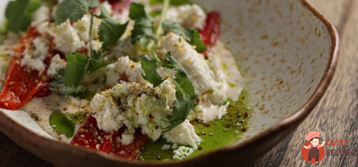 Печений перець раміро з соусом з тунця, сиром рікотту та насінням конопель.