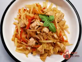 Тушкована капуста з м'ясом