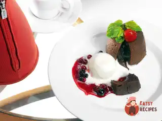 Шоколадний кекс з рідкою начинкою