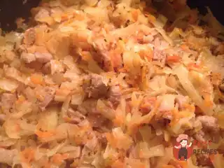 Індичка, тушкована з капустою та томатами
