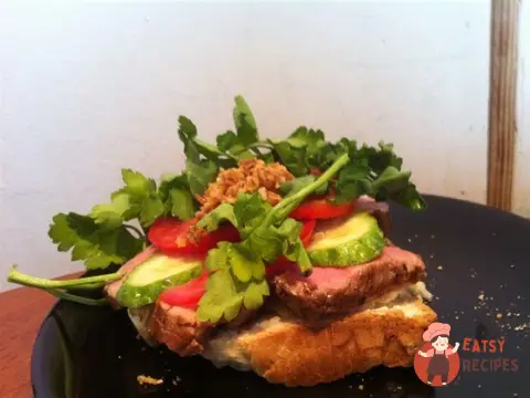 Датський відкритий сендвіч (smørrebrød) із ростбіфом