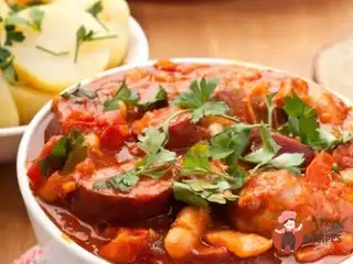 Гуляш із копченими ковбасками, квасолею та болгарським перцем