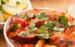 Гуляш Із Копченими Ковбасками, Квасолею Та Болгарським Перцем