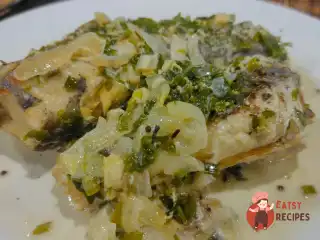 Хек із цибулею в молоці