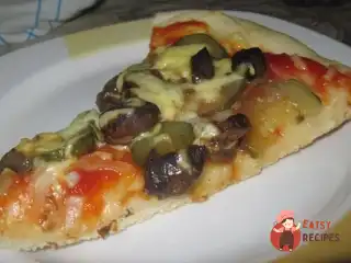 Пікантна піца з печерицями та маринованими огірками