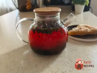 Чай з шипшиною та смородиною