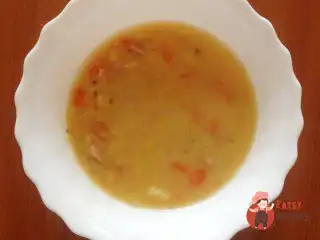 Гороховий суп з беконом та свинячими реберцями