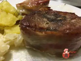 Свинячі медальйони з цибульним соусом