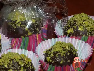 Цукерки з мигдального борошна з фісташками та журавлиною