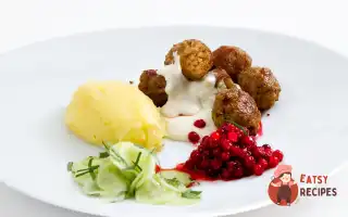 Тефтелі З Брусничним Соусом, Маринованим Огірком Та Коричневим Соусом