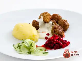 Тефтелі з брусничним соусом, маринованим огірком та коричневим соусом