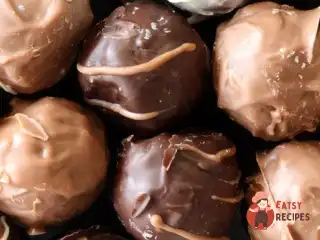 Арахісові кульки з повітряним рисом у шоколаді та ірисках.