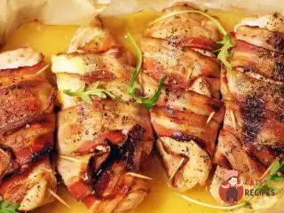 Куряче філе, запечене з томатами, беконом та сиром