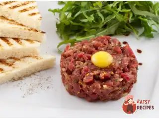 Тартар із яловичини з каперсами, грибами та червоною цибулею