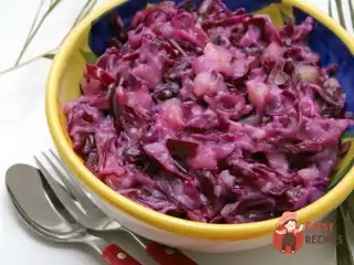 Червона капуста з яблуком