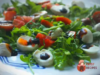 Капрезе з руколою та в'яленими помідорами.