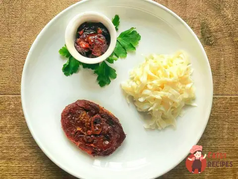 Стейки з індички з фініками та рисовою локшиною