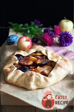 Осіння галета зі сливами, персиками та яблуками
