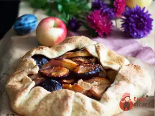 Осіння галета зі сливами, персиками та яблуками