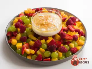 Фруктовий салат із йогуртовою заправкою