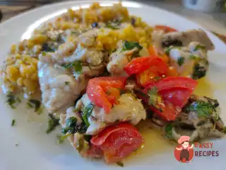 Курка з помідорами та зеленню на сковороді