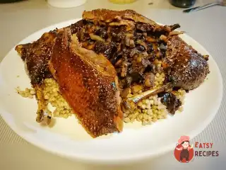 Дикий гусак з яблуками та чорносливом
