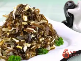 Салат з морської капусти з яйцем та овочами.