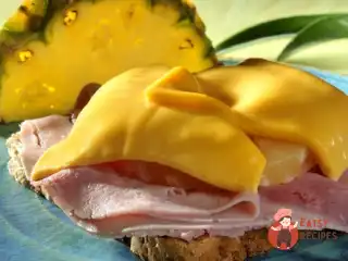 Тост з шинкою та ананасами