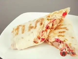 Гарячий рол-сендвіч з куркою, баклажанами та горіховим соусом