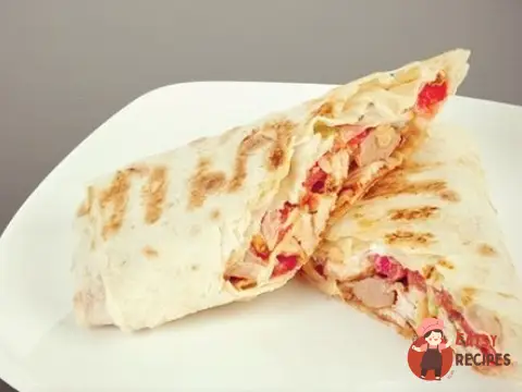 Гарячий рол-сендвіч з куркою, баклажанами та горіховим соусом