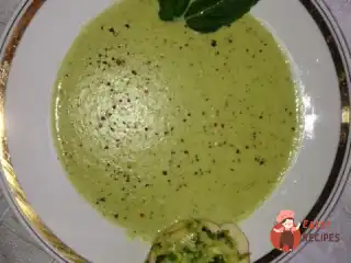 Теплий м'ятний крем-суп із кукурудзи та горошку