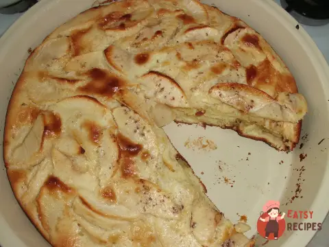 Шарлотка на згущеному молоці