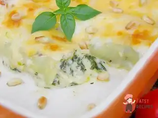 Каннеллоні зі шпинатом і сиром під соусом бешамель