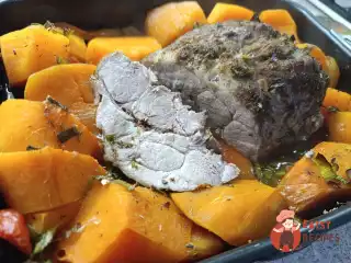 Свиняча шия з гарбузом у духовці