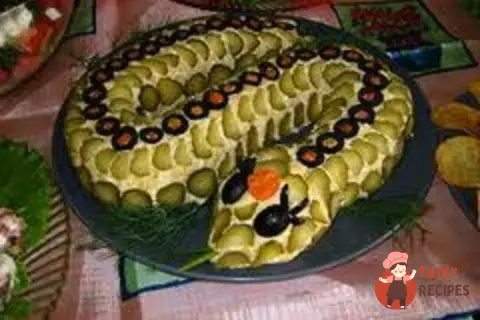 Салат з горбушею, картоплею та плавленим сиром