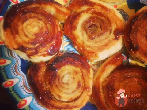 Листкові булочки з корицею та медом